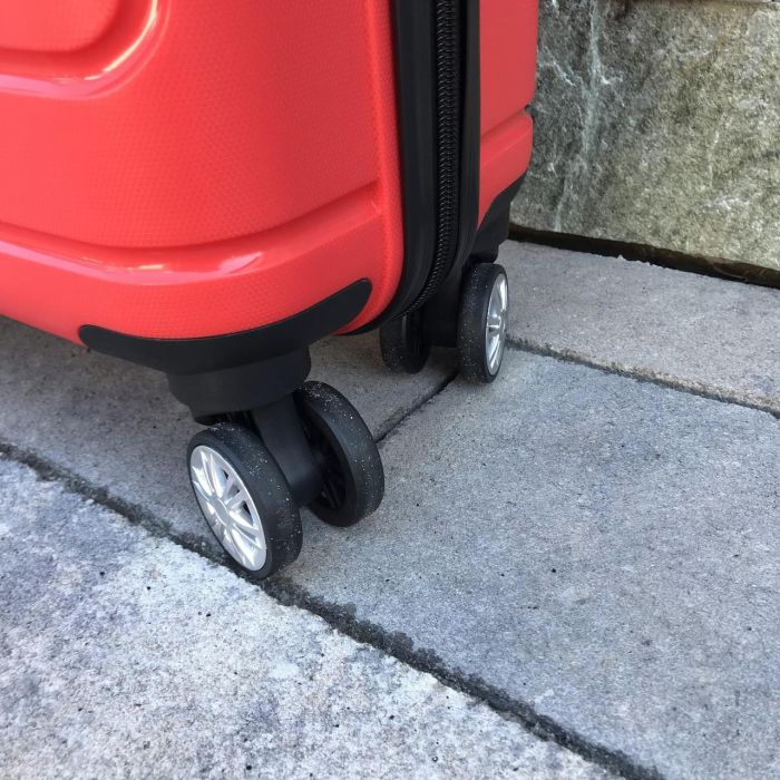 Чемодан дорожный малый из полипропилена Wings DQ181-03 S Красный