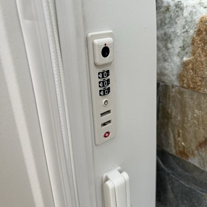 Валіза дорожня велика з поліпропілену Wings DQ181-04 L Білий