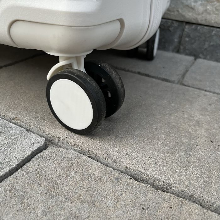 Чемодан дорожный большой из полипропилена Wings DQ181-04 L Белый