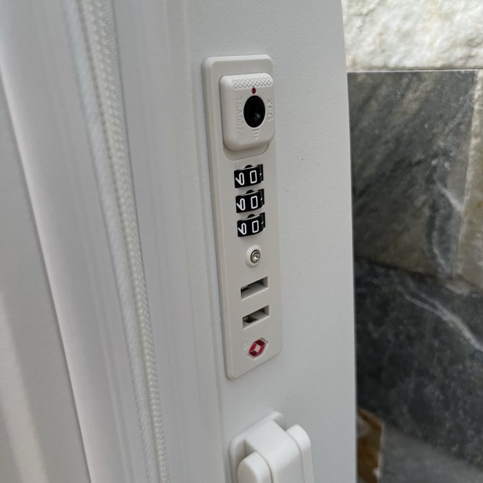 Чемодан дорожный средний из полипропилена Wings DQ181-04 M Белый