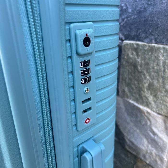 Чемодан дорожный средний из полипропилена Wings DQ181-05 M Голубой (Macaron blue)