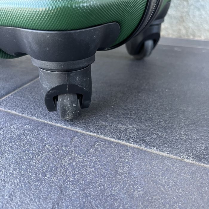 Чемодан дорожный средний Bloom 147 M Зеленый