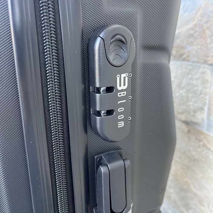 Чемодан дорожный средний Bloom 147 M Черный