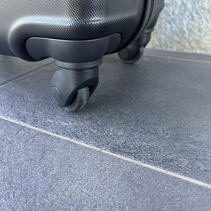 Чемодан дорожный средний Bloom 147 M Черный