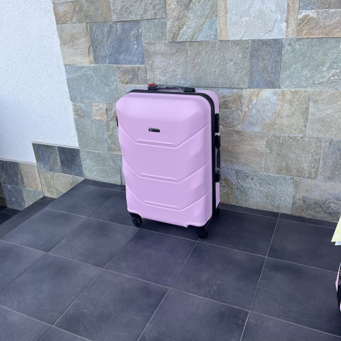 Чемодан дорожный средний Bloom 147 M Розовый