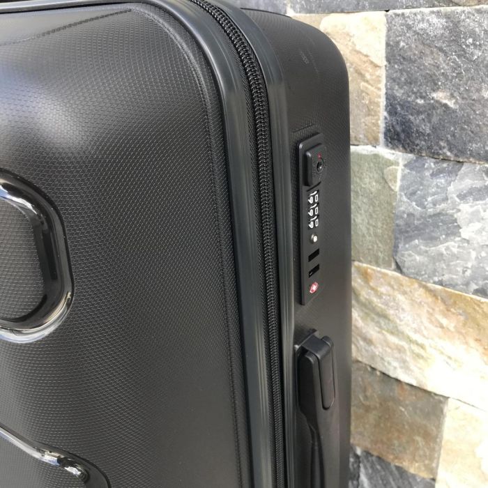 Чемодан дорожный средний из полипропилена Wings DQ181-03 M Черный