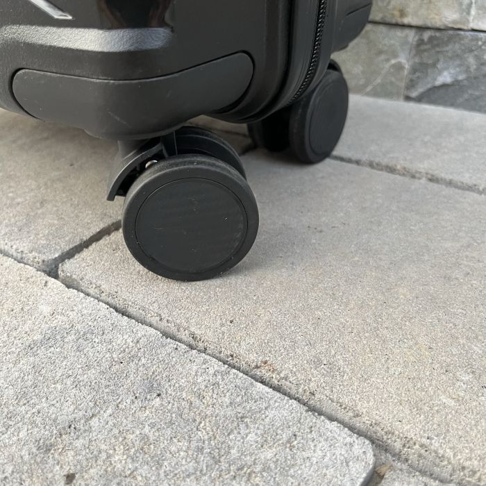 Чемодан дорожный малый из полипропилена Wings DQ181-04 S Черный