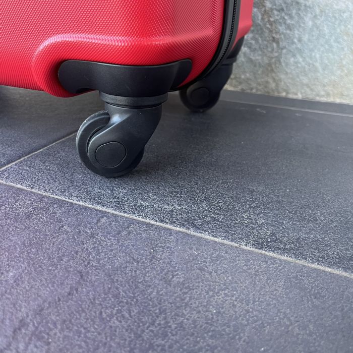 Чемодан дорожный средний Bloom 147 M Красный