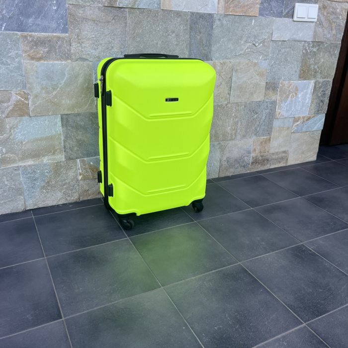 Чемодан дорожный средний Bloom 147 M Лаймовый