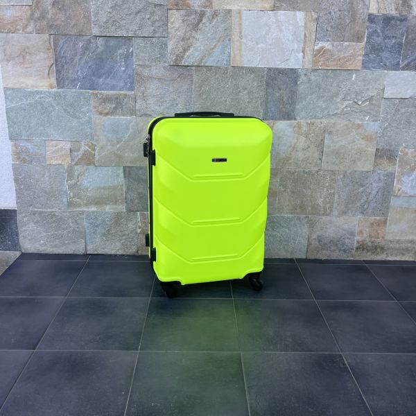 Чемодан дорожный средний Bloom 147 M Лаймовый