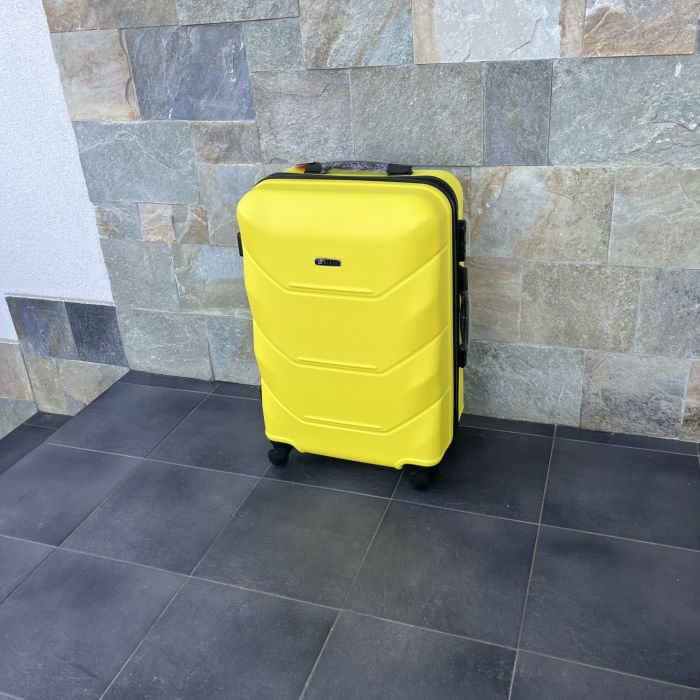 Чемодан дорожный средний Bloom 147 M Желтый