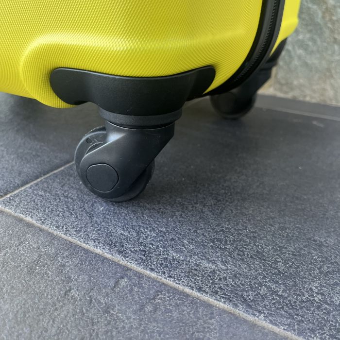 Чемодан дорожный средний Bloom 147 M Желтый