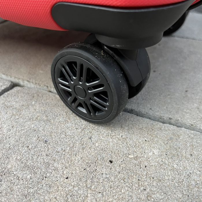 Чемодан дорожный средний из полипропилена Wings PP06 M Красный