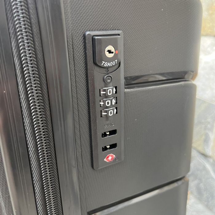 Чемодан дорожный большой из полипропилена Wings PP06 L Черный