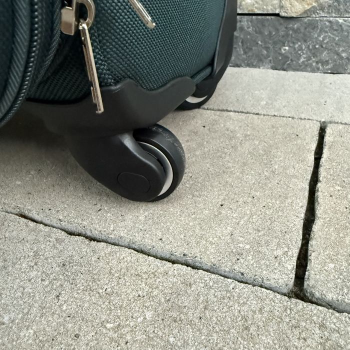 Чемодан тканевый средний на 4 колесах Wings 1708 M Зеленый